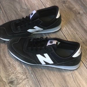 Black new balance tennis shoes size 9.5